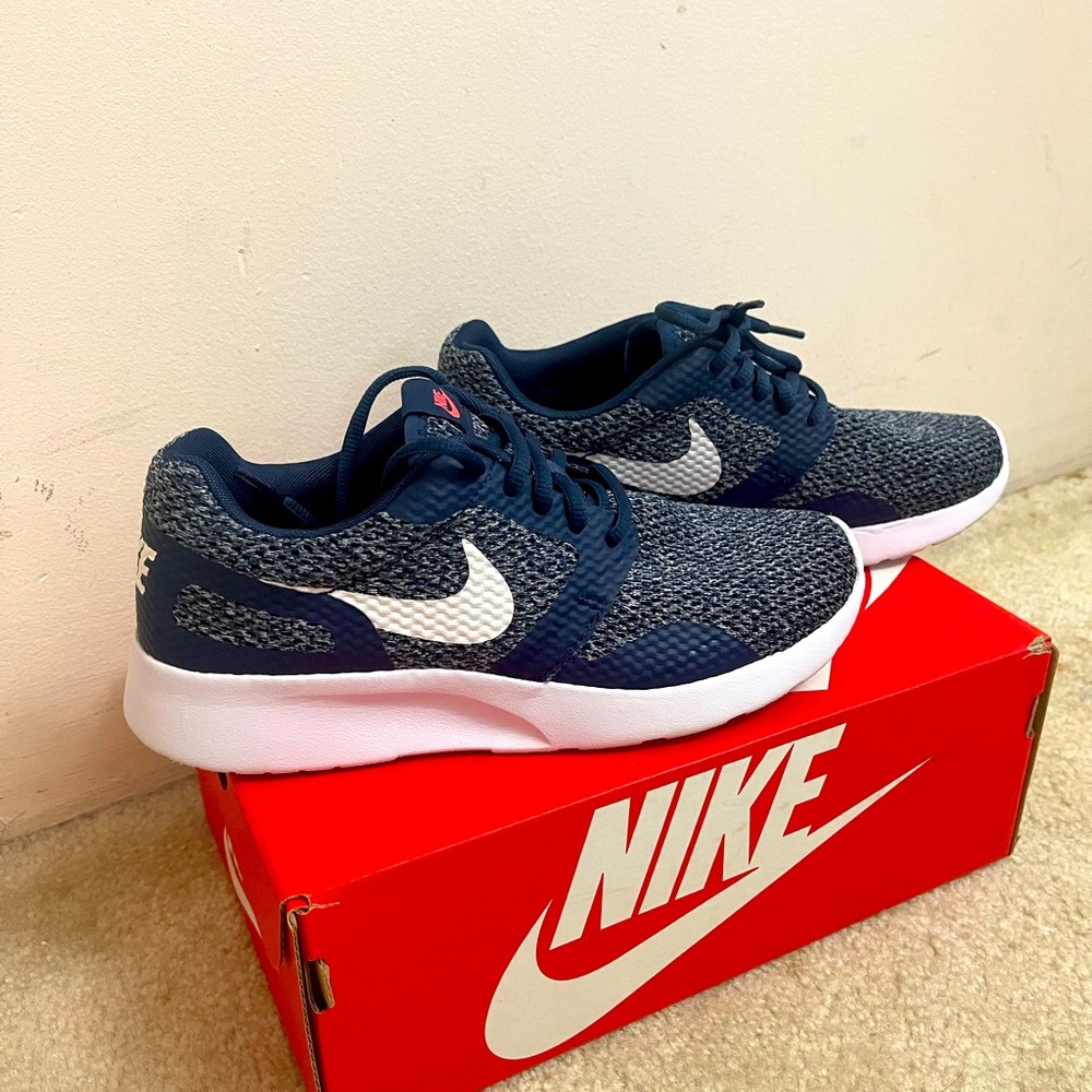Nike women Shoes NEW